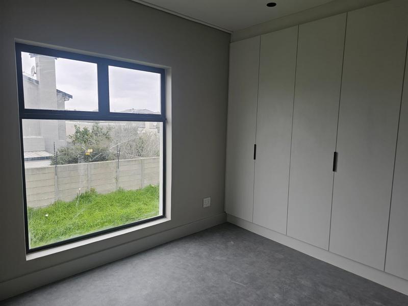 To Let 3 Bedroom Property for Rent in Uitzicht Western Cape